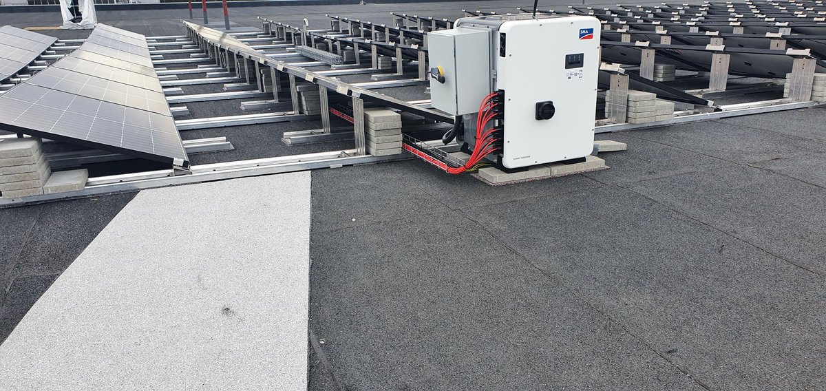 Da er installasjonen på taket til det nye logistikkbygget til Nordens største dekkforhandler, Starco, montert. Det er <a href="/veidekke/">Veidekke</a> som bygger. Vi drømmer om utvidelser her og på nye @NorskeFelleskjp for så å kunne forsyne <a href="/avinor/">AVINOR</a> <a href="/Oslolufthavn/">Oslo lufthavn (OSL)</a> med solstrøm