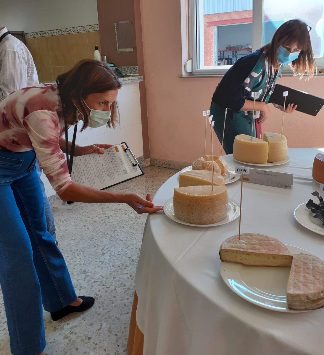 ArzuaUlloaDOP's tweet photo. Ayer estuvimos en la primera jornada de la #cata de
Premio Alimentos de España Mejores Quesos 2021.
En nuestro mundo quesero "la cata del Ministerio" 😉
#queso #queixo #formatge #gazta 😋#cheese
@Alimentacion_es #mapama
@mapagob #Santander https://t.co/SveCnlqaIA
