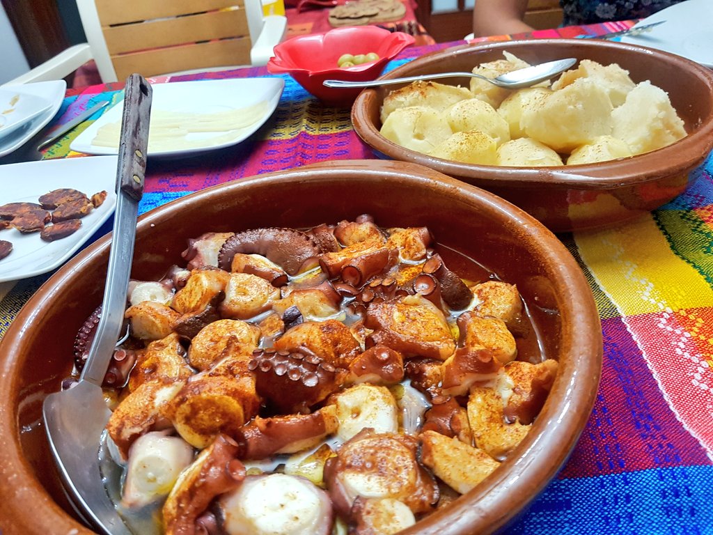 El sábado Louro, hoy ha tocado As Sortes 2015 de <a href="/Vino_rpalacios/">RAFAEL PALACIOS</a>, <a href="/CRDOValdeorras/">D.O. Valdeorras</a>. Más complejo y elegante
Acompañado de un excelente Pulpo a Feira casero
#vino #winelover #gastronomía