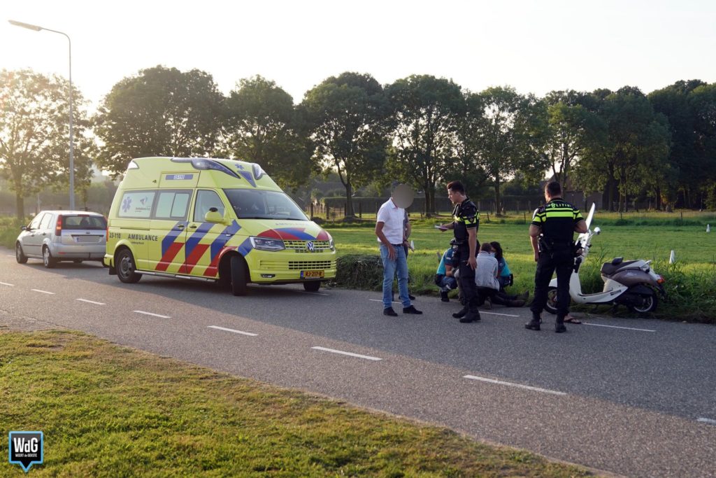 Bestuurster snorscooter gewond na aanrijding op Princenweg ?. #Weert.