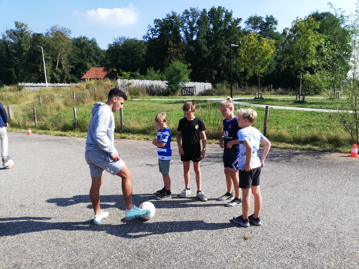 8 maanden hebben <a href="/BuurtpleinBV/">Buurtplein Doetinchem</a> <a href="/Wijkwerk_Dchem/">Wijkwerk Doetinchem</a>  <a href="/JOGGDchem/">JOGG Doetinchem</a> @buhadoetinchem #Gezondebuurt <a href="/degraafschapMVO/">De Graafschap MVO</a> #Doetebol samengewerkt met de ouderen jeugd aan een plek waar ze kunnen ontmoeten&amp;voetballen Gisteren was het openingstoernooi geopend door wethouder Steintjes @gemeenteDchem