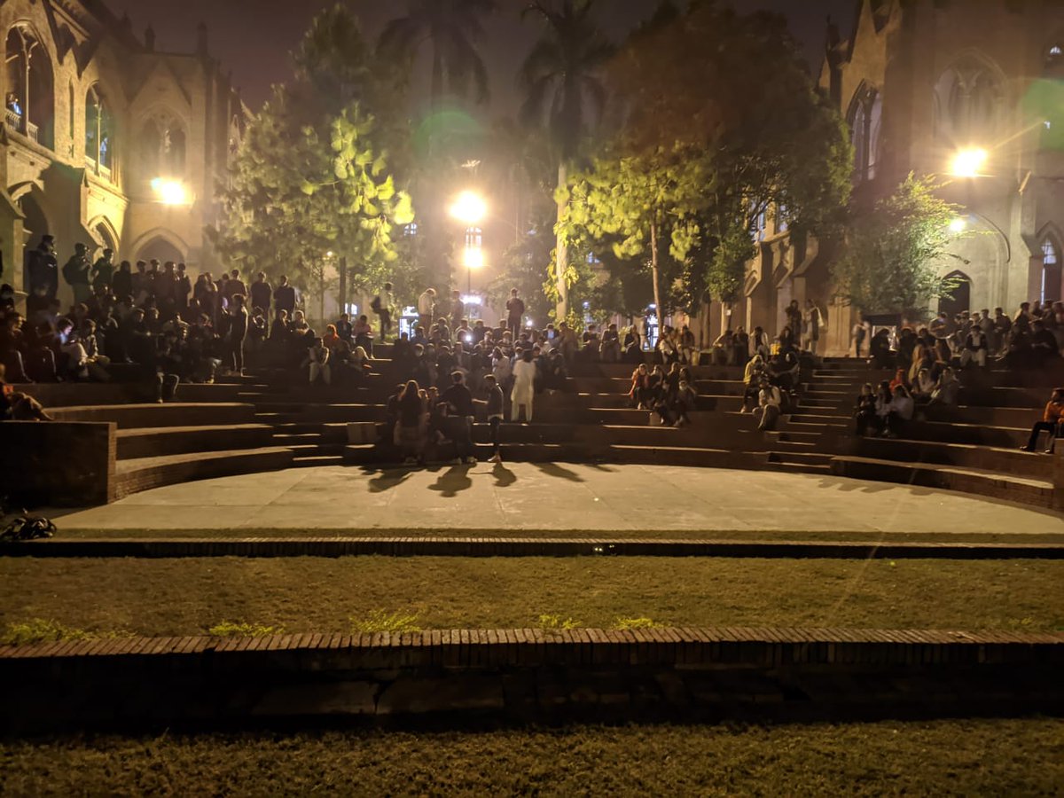 itz_AlyG's tweet image. Just want to be here again in cold evening and in foggy mornings :) 
#Amphitheater☣
#NCOC
@gcuniversitylhr