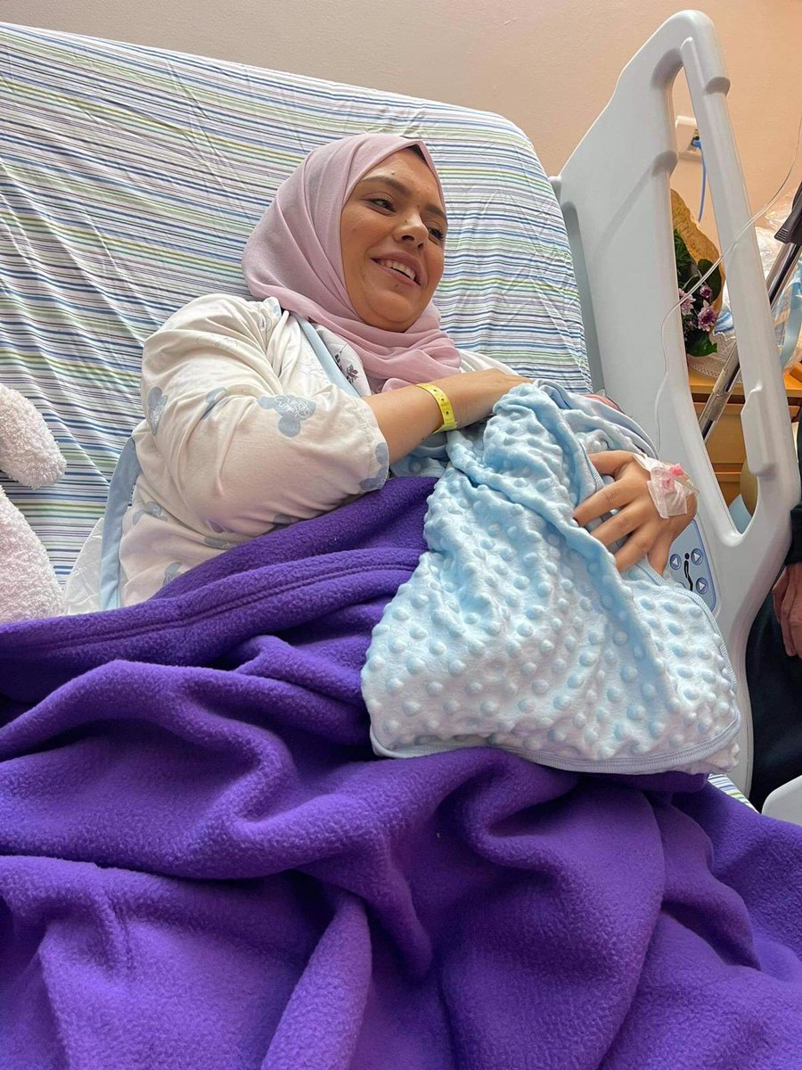 fakhrifadzli's tweet photo. Alhamdulillah sebentar tadi Anhar Al-Deek selamat melahirkan seorang bayi lelaki yang sihat di sebuah hospital tempatan di Palestin. Beliau memberikan nama anaknya Ala'. Beliau akan meneruskan tahanan rumah selepas ini. Semoga anak beliau membesar dengan baik dan sihat. Ameen. https://t.co/hvS002cOYX