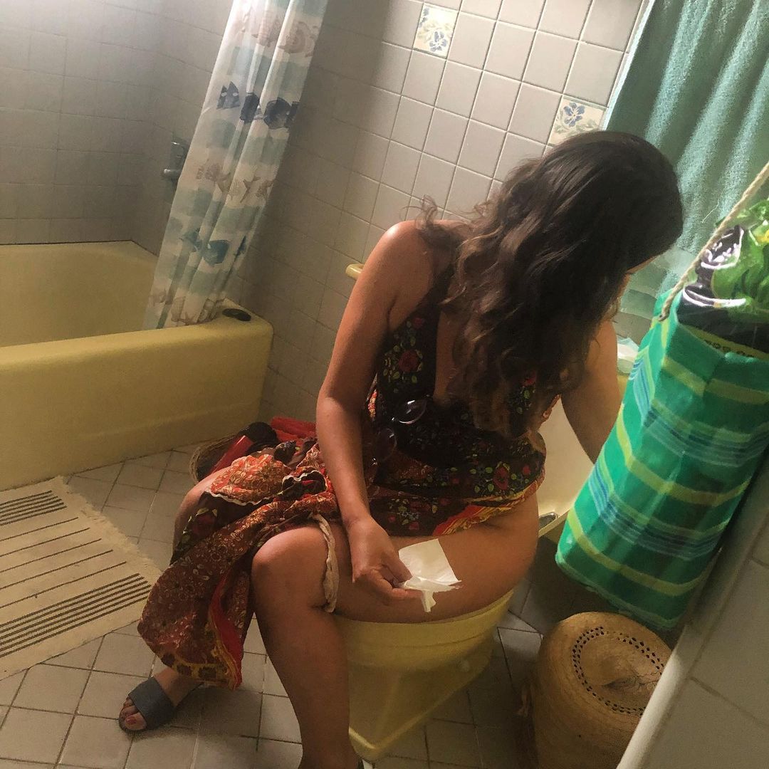 girls peeing toilet pics