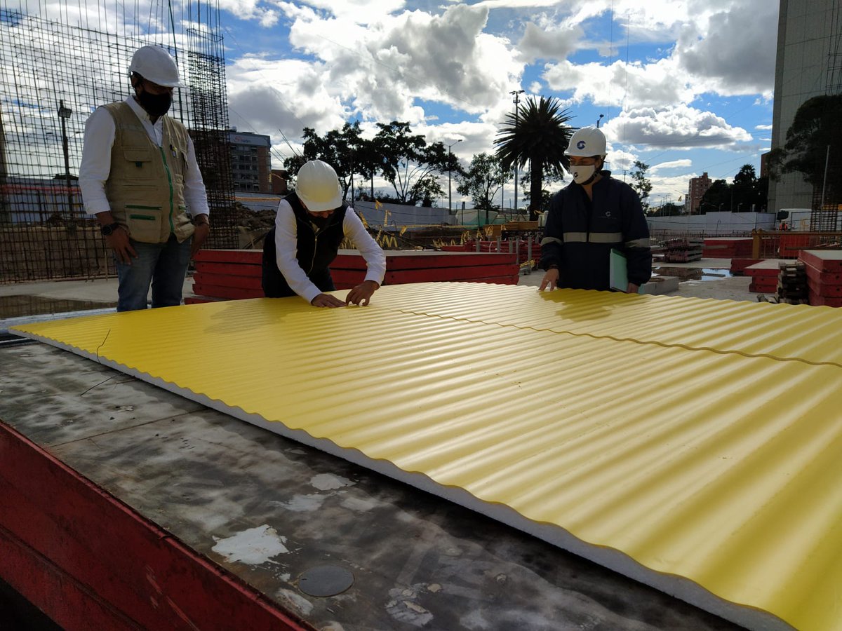 Una de las maravillas del proceso <a href="/MuseoMemoria_Co/">Museo de Memoria de Colombia</a> es encontrar escenas de trabajo en equipos con cariño por el quehacer. Aqui <a href="/FelipeGPacheco/">PACHECO_ESTUDIO</a> y <a href="/entresitio/">estudio__entresitio</a> repasan con constructores #OHLA y <a href="/ANIVB/">Anindya Biswas</a> acoplamiento de formaleta Valero para lograr acabado de concreto en fachadas.