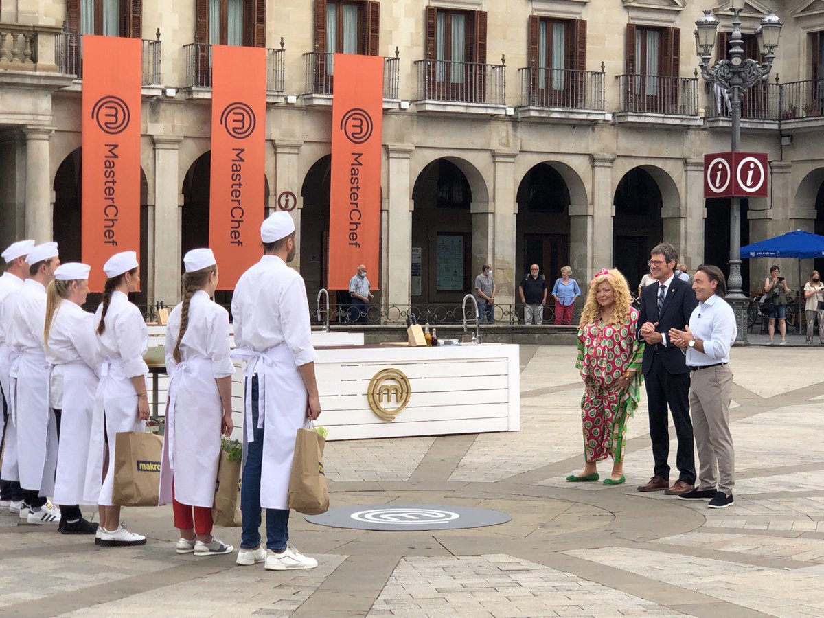 vitoriagasteiz's tweet photo. La Plaza Nueva está siendo escenario a lo largo de la jornada de hoy de la grabación de una semifinal de MasterChef Celebrity Polonia. El alcalde les ha dado la bienvenida a la ciudad y ha deseado suerte a las personas participantes. https://t.co/ahz7kw2Fdc