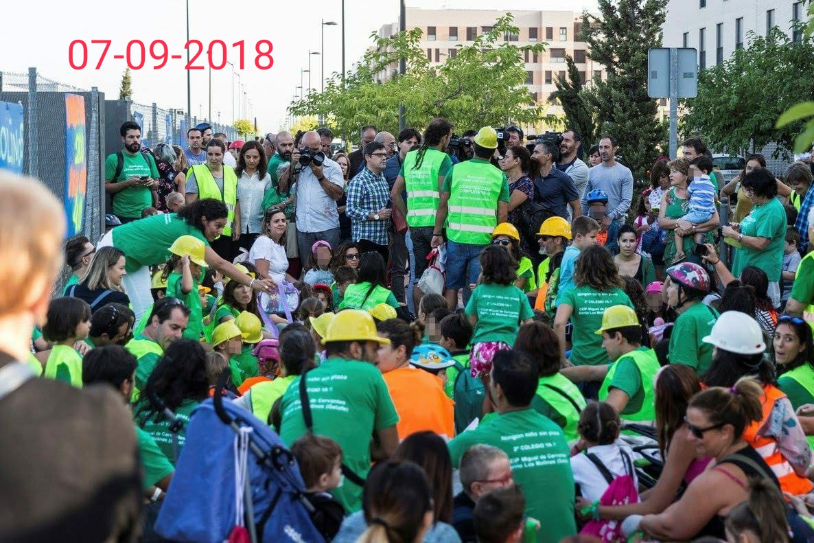CervantesGetafe's tweet photo. Hoy hace 3 años que empezamos el día con una concentración y acabó en nuestro 2° encierro de 24h en el cole.3 años después seguimos sufriendo el despropósito de la construcción por fases en nuestro centro. @MalvarezNadia @eossoriocrespo NO tenemos el #CEIPCervantesGetafeCompleto https://t.co/Akop7hJc8P