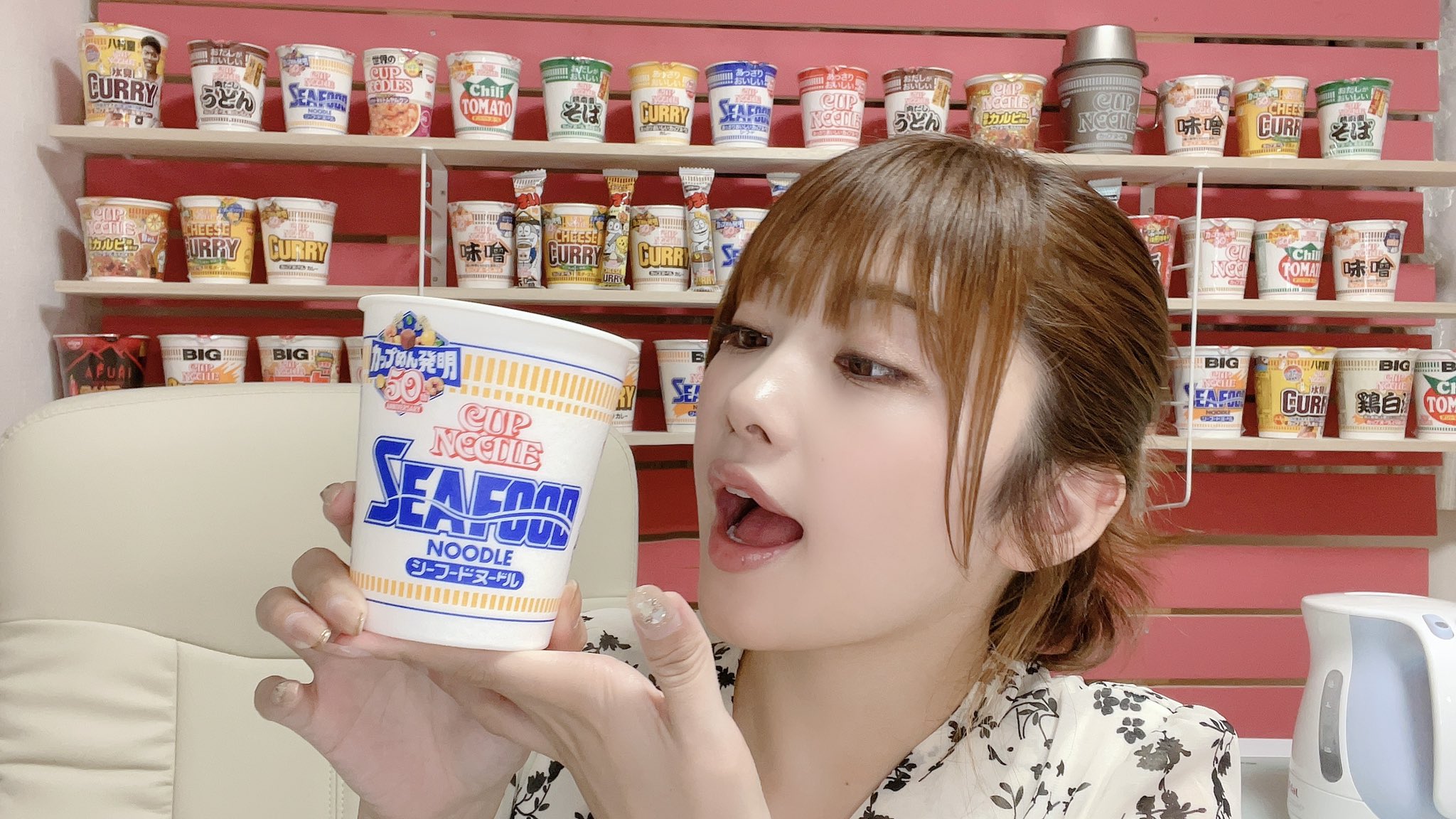 真理奈 シーフードヌードル豆知識 1984年7月23日発売 6種類あるカップラーメンの内 第1位 お湯 の量はノーマルよりml多い 3ml 麺の重量 具材 スープの濃さ違う 最初に食べたのは シーフードヌードルでしたあ カップヌードル発売