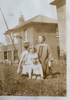 LogieProject's tweet image. Logie's gardens were often the studio of choice for many family photographs, making the most of the natural light. 

Here are the Watson Family, who lived at 40 Birchwood Place, c.1940.

Photograph submitted by Catherine MacLean

#WRITESHOWTELL