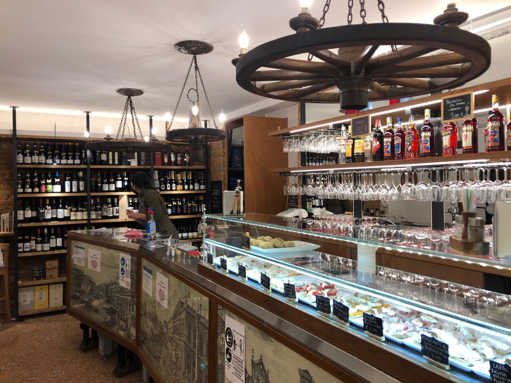 Good morning - here in Cantina Aziende Agricole we are ready to start this September day in #Venice - and you?

#osteria #bacaro #winebar #enoteca #vinisfusi #viniinbottiglia #viniveneti #viniitaliani #wines #wine #vin #vins #italianwines #eatinvenice #cicchetteria #cicchetti