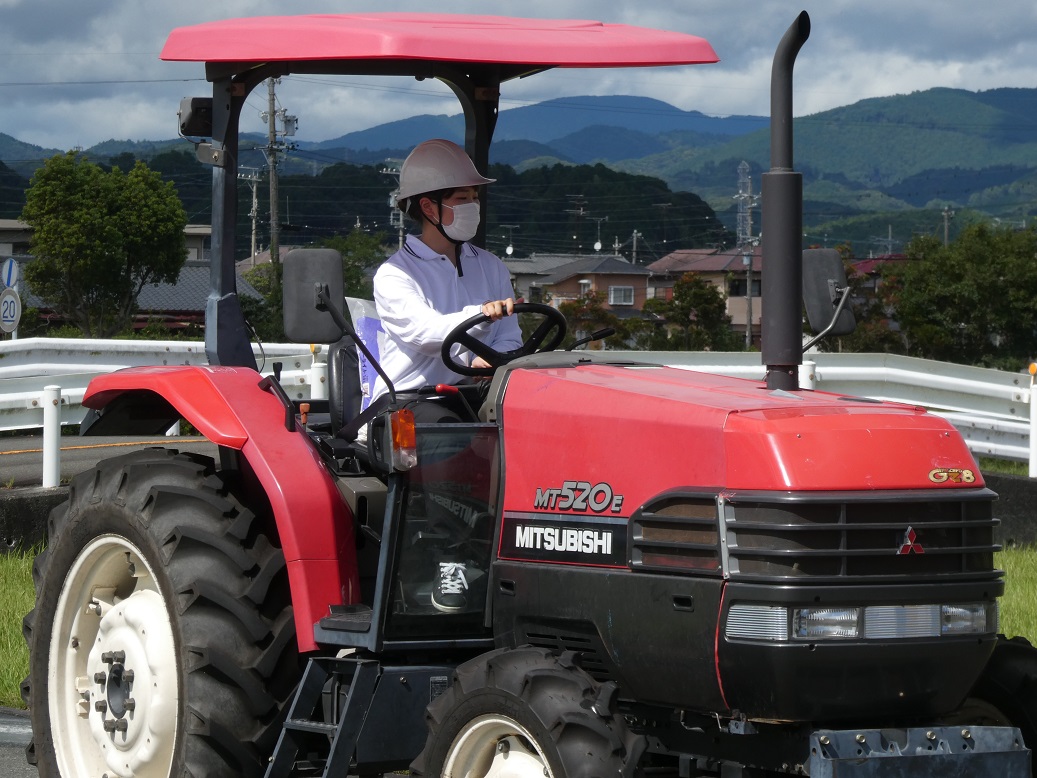 静岡県立農林環境専門職大学 短期大学部 アグリフォーレ 静岡県立農林大学校 大学は夏休み中ですが 集中講義も行われています ２年生は 大型機械実習 に取り組んでいます この実習では本学の機械研修場 ミニ教習所のような施設です で