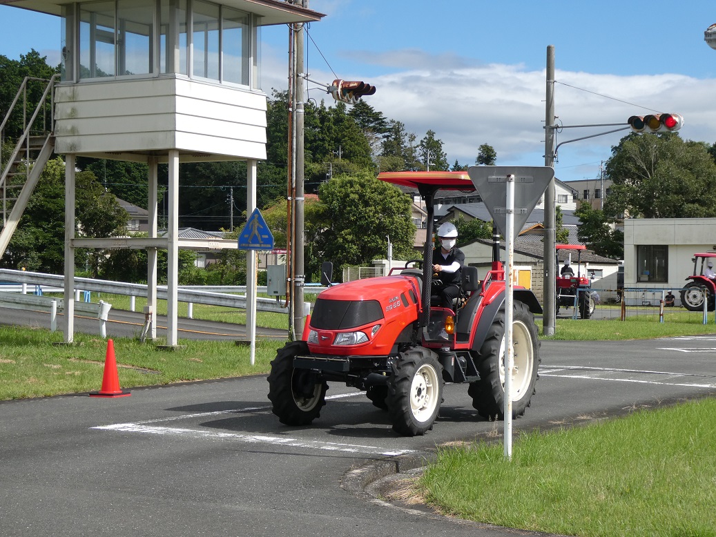 静岡県立農林環境専門職大学 短期大学部 アグリフォーレ 静岡県立農林大学校 大学は夏休み中ですが 集中講義も行われています ２年生は 大型機械実習 に取り組んでいます この実習では本学の機械研修場 ミニ教習所のような施設です で