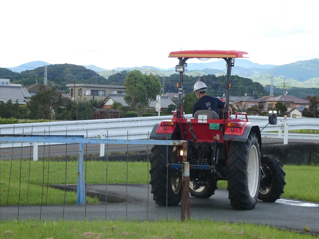 静岡県立農林環境専門職大学 短期大学部 アグリフォーレ 静岡県立農林大学校 大学は夏休み中ですが 集中講義も行われています ２年生は 大型機械実習 に取り組んでいます この実習では本学の機械研修場 ミニ教習所のような施設です で