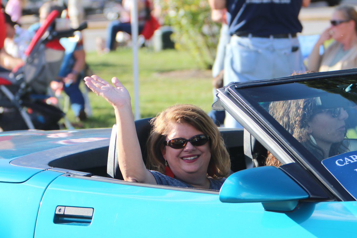 vealt's tweet image. A fun night in Monmouth, IL at the Prime Beef Festival with @SandburgAlumni! Still celebrating my roots in agriculture as a CSC graduate &amp;amp; as the 2021 Distinguished Alumni award winner. Thanks Ted Mottaz for a great ride tonight! A fun night with these ladies!