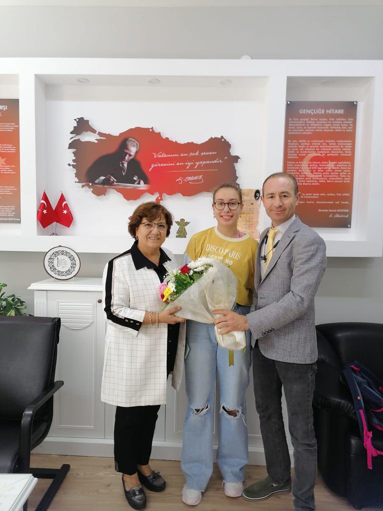 EskisehirHalk's tweet photo. Merkezimiz müdürlüğüne atanan Sinan Gülşen görevine başlamıştır. Yeni görevinde başarılar diliyoruz. Yöneticilik görevini devreden Özden Akkaya hanımefendiye teşekkür eder bundan sonraki eğitim öğretim hayatında başarılar dileriz.  
#ohem
#odunpazarıhalkegitim
#hayatboyuögrenme https://t.co/07mUb0f0YA