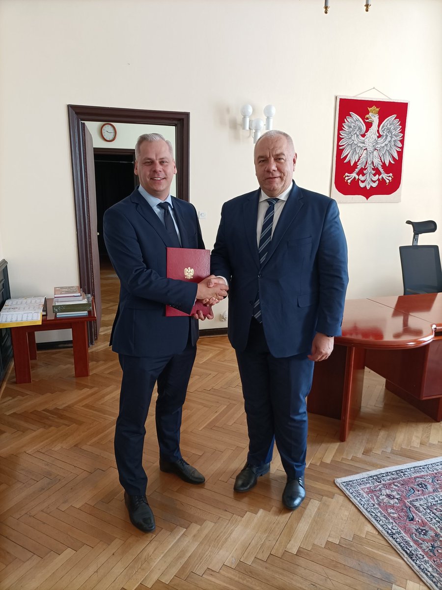 Republikanie_'s tweet photo. Pan @KarolRabenda przyjął z rąk Wiceprezesa Rady Ministrów, Ministra Aktywów Państwowych Pana @SasinJacek nominację na podsekretarza stanu w  @MAPGOVPL . Gratulujemy i życzymy powodzenia!

#Republikanie https://t.co/okEUqfOVSS