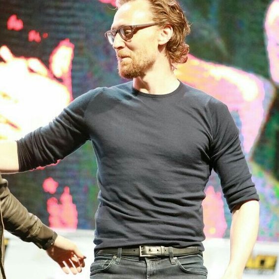 GitteLoeyche's tweet photo. @HiddlestonSpam 
Tom's private color Navy-blue #HiddlesColours 💙 https://t.co/4BMYnlNNUP