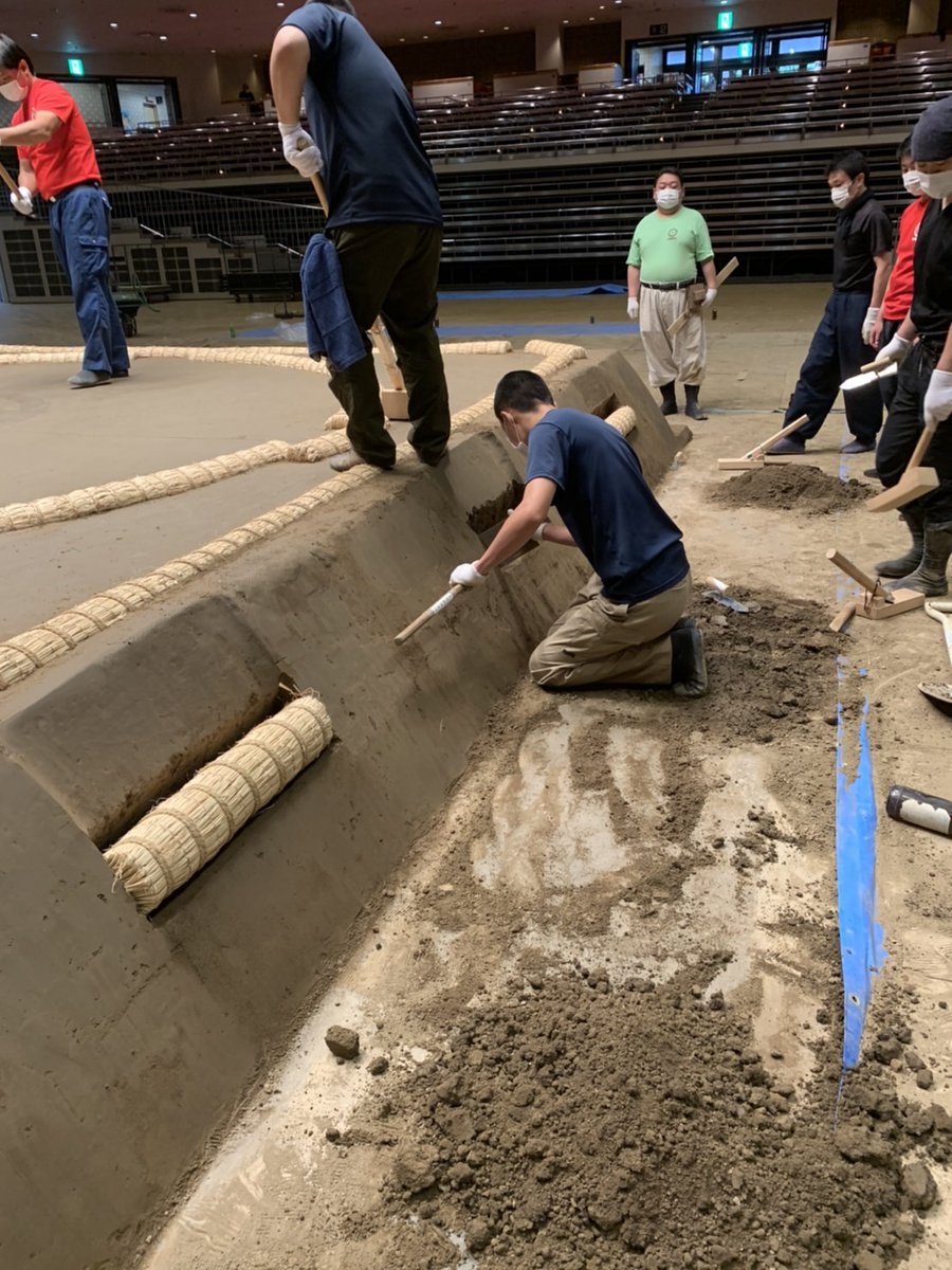 土俵築＞ 最後は丁寧に仕上げて完成です！ 土俵が完成すると雰囲気が