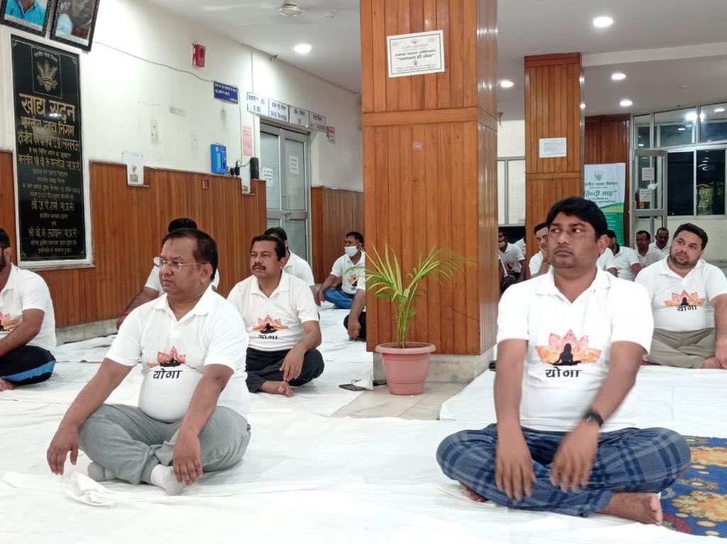 FciLko's tweet photo. Few more photos of yoga organised by FCI, RO, Lucknow in the series of ongoing celebration of Poshan Mah 2021.
#POSHANMaah2021 
@fooddeptgoi @FCI_India @FCI_NorthZone @PIBConsumerFood https://t.co/nYaQBlgL8a