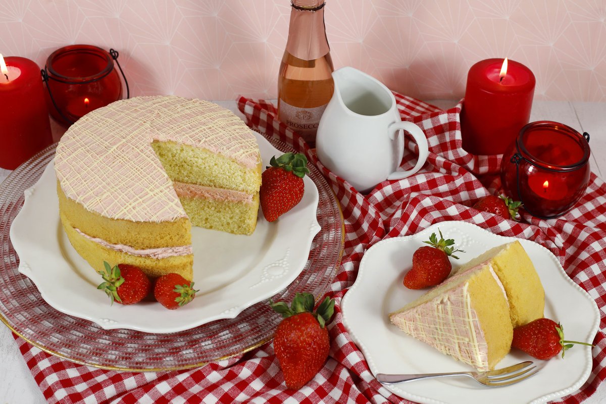 SpongeCakesLtd's tweet photo. βοΈHurry get your Strawberries & Cream Sponge Friday orders in before 2pm today - https://t.co/hEH7Q15tvL #StrawberriesAndCream #GlutenFreeAvailable #SpongeFriday #OrderBy2pm https://t.co/vcGRnIU7Vw