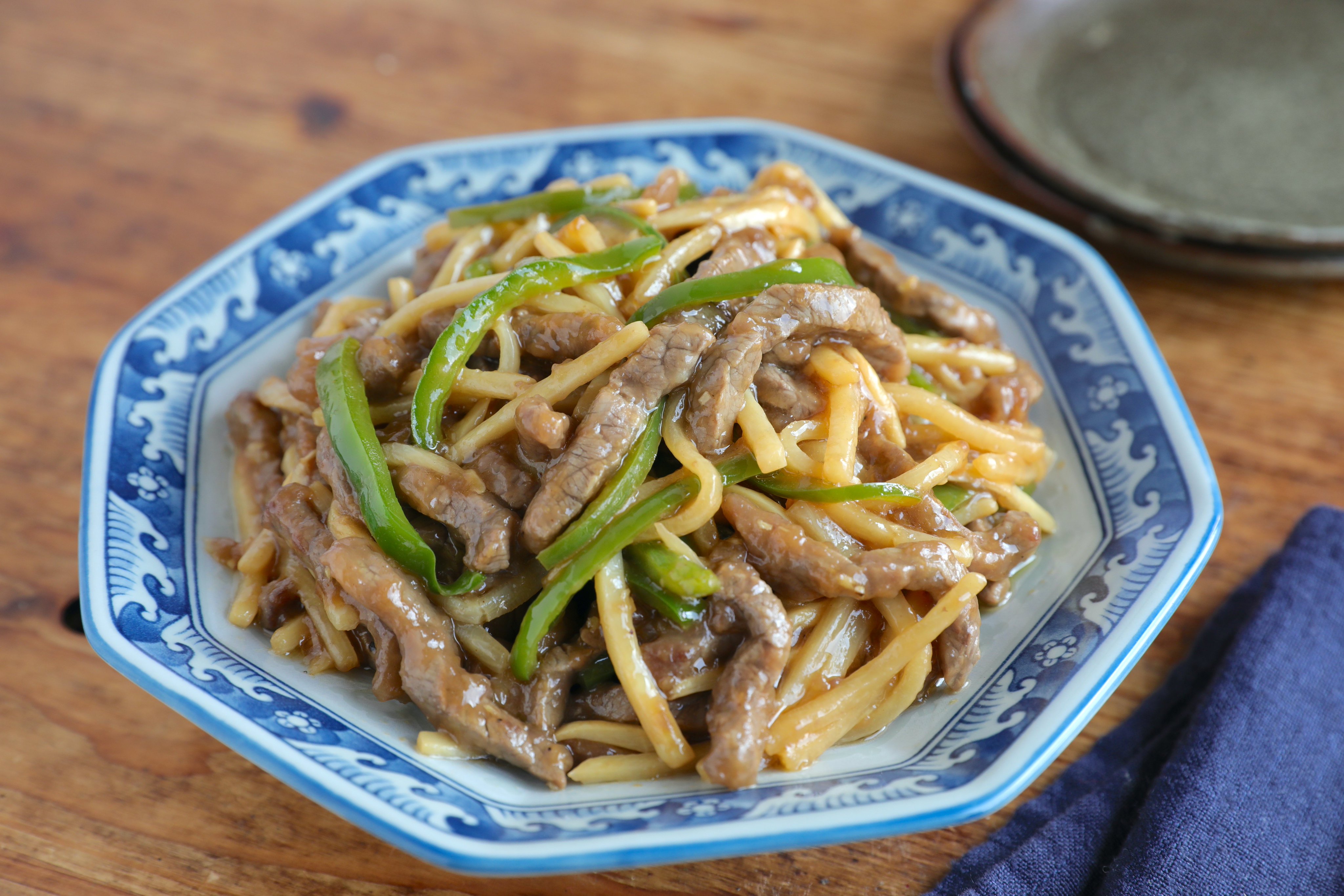 توییتر ぐっち夫婦 料理家 در توییتر ピーマンいっぱい食べられる定番中華はこれ ご飯がすすみまくる間違いない味わい 定番 青椒肉絲 フライパンにごま油 牛肉中火 ピーマン たけのこ炒め取り出す しょうが 弱火 牛肉 ピーマン たけのこ戻し