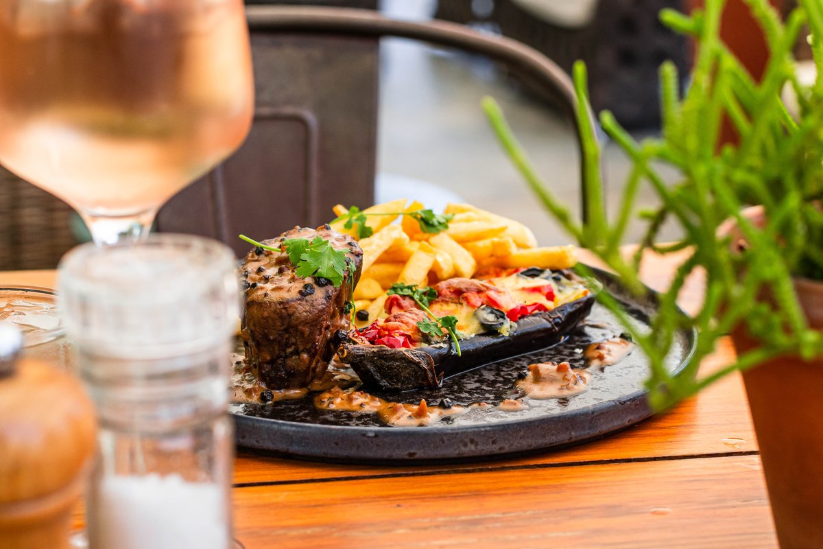 Discover beauty in scenery and delicious eats all enjoyed with our signature Bertha Wines. Book a table with us today on +27 21 889-6588. 

#lunchtime #preweekendtreats #capewinelands #stellenbosch #awesomeviews