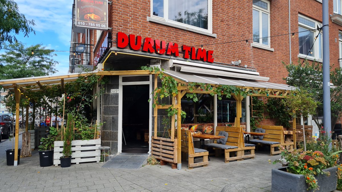 Dit is de meest underrated spot van Rotterdam Zuid. Prachtig binnen, heel mooi zelfgebouwd terras. Eten uit de houtskooloven is echt geweldig lekker, en de bediening is lief. Ze gaan zelfs om 9 uur sochtends al open.

📍Durum Time, Katendrechtse Lagedijk 365A