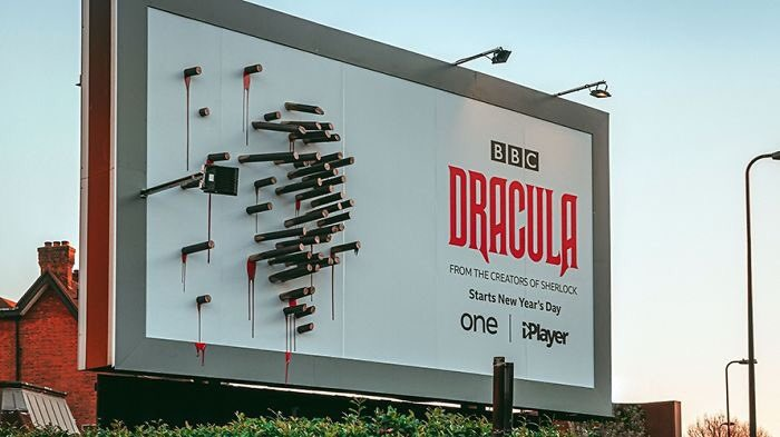 MultiversoTM's tweet photo. ¿Puede haber un cartel publicitario mejor que el de la miniserie "Drácula" de la BBC?

https://t.co/QJSyKh8Dx3