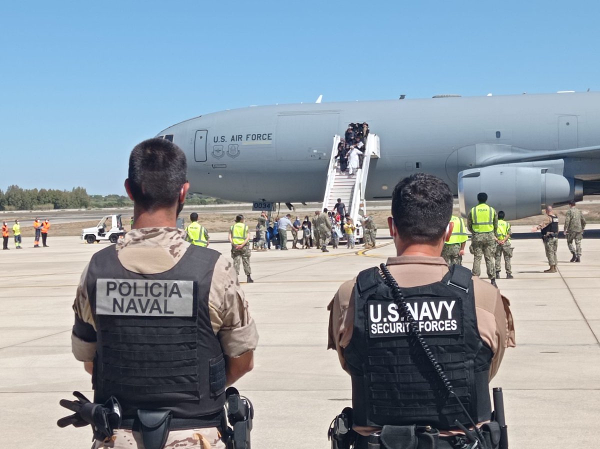 Efectivos del #TercioSur de #InfanteríaDeMarina se encuentran colaborando con personal de la @USNavy @USNavyEurope, en tareas conjuntas de #Seguridad y #Vigilancia de la #BaseNavalDeRota durante la estancia temporal de #Afganos #Evacuados en la base gaditana. #SomosLaArmada🇪🇸⚓️