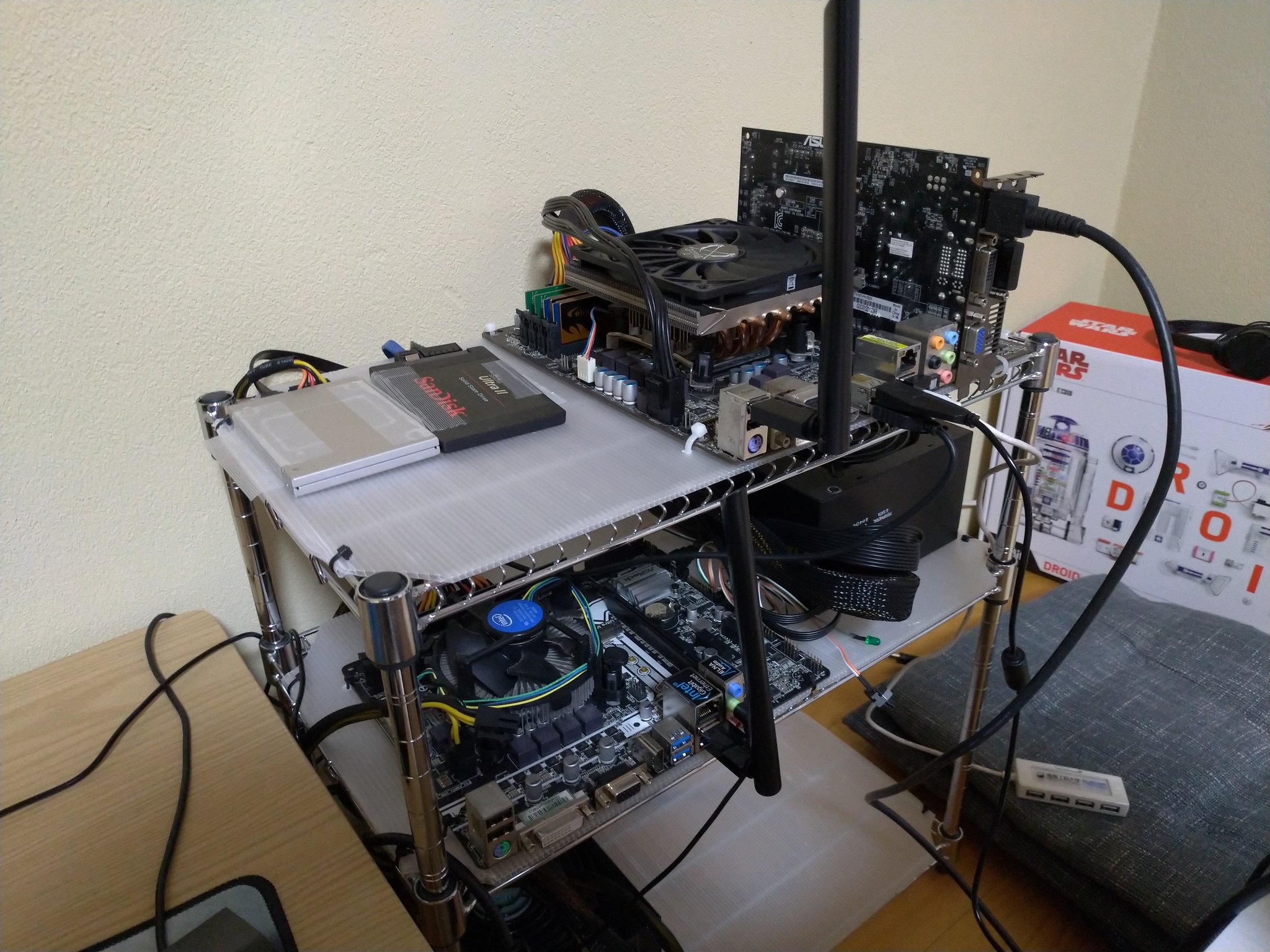 ロボテナショップ ものづくりラボ大船 メタルラックpc Pc2台 はじめは省スペースで良かったけど 別々に移動させられなくて不便なのでpcケース買いました T Co Fvnmulzmh0 Twitter