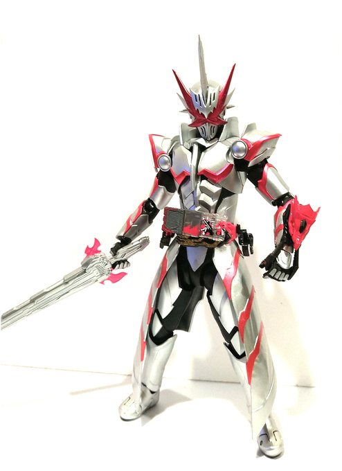 お仕事も大分終わったんで久々に買っていた玩具開けるわよ

正直セイバーのフォームの中で一番デザインに無駄な部分が無くて率直にかっこいいし 一番聖騎士な見た目してて最終フォームにしても謙遜無いと思うドラゴニックナイト

令和ライダーって何でかっちょいい形態が速攻お役御免になっちゃうん 