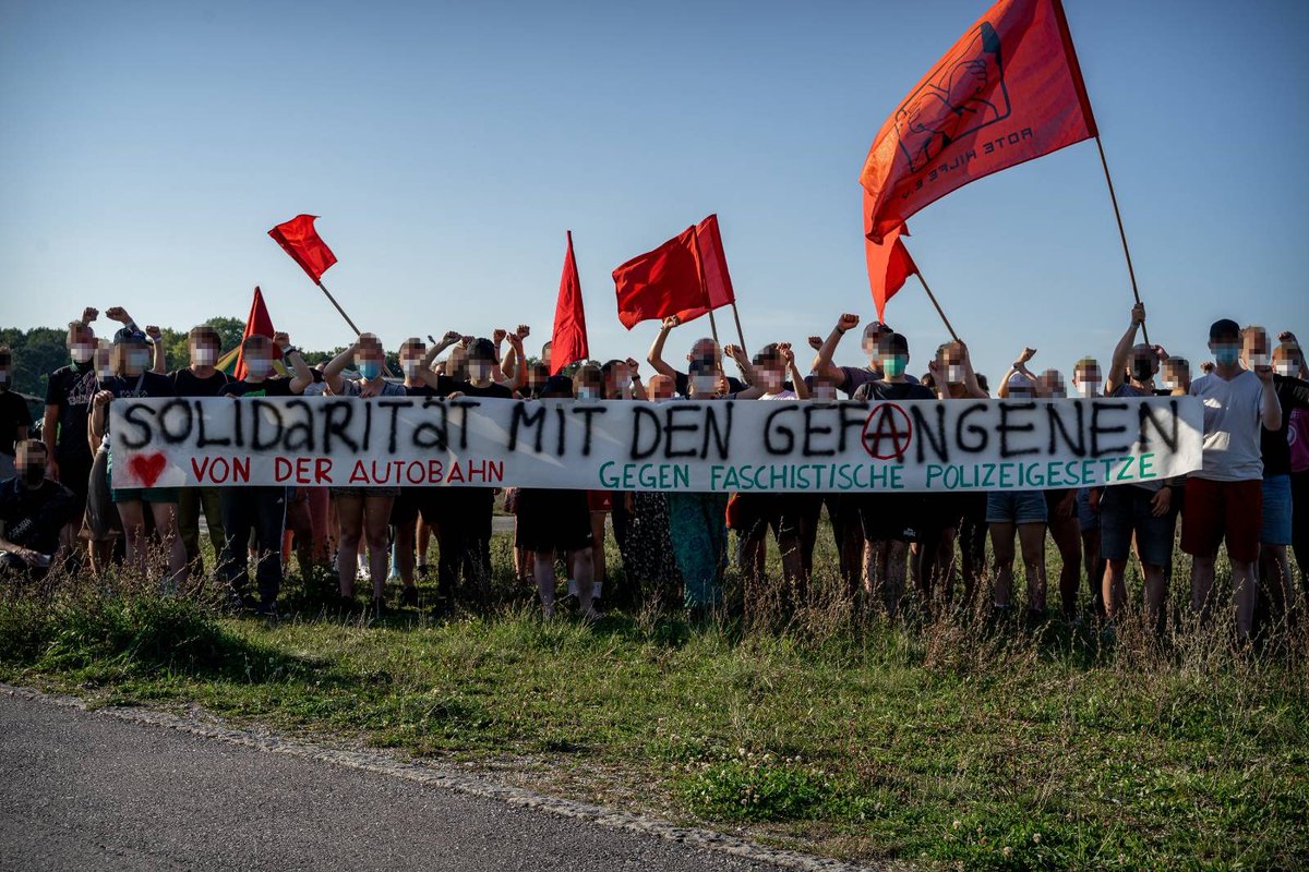 Die Aktivist*innen von den Autobahnaktionen am Montag werden als Gefährder*innen bis zum Ende der IAA festgehalten. Wir lassen uns nicht aufhalten und stehen solidarisch auf ihrer Seite.