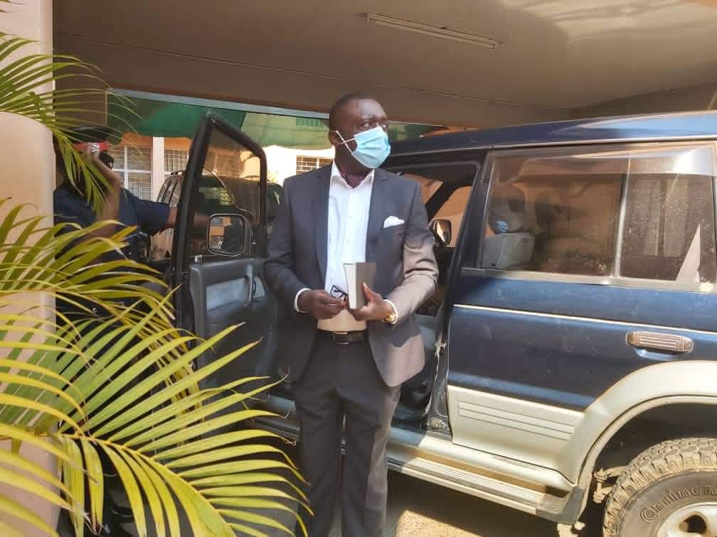 Mwebantu's tweet photo. #TRENDING

MINISTER of Local Government Hon. Gary Nkombo arrives at his office. #Zambia https://t.co/XYjhIxZ2fz