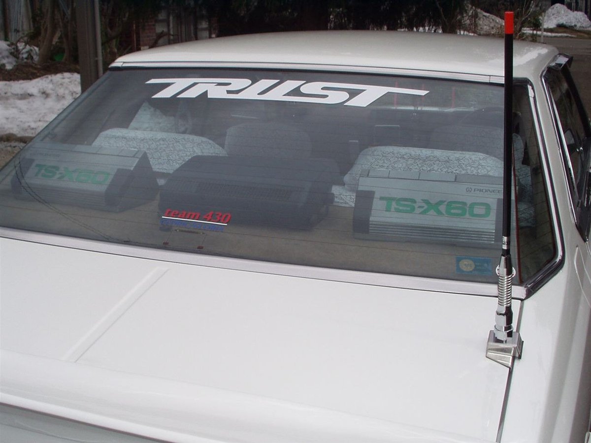 懐かしい昭和時代 車のリアウィンドウにステッカーを貼っていた 私の一番最初の車はロンサムカーボーイ サイドに ときよ と名前の ステッカーを貼っていたｗ ２台目プレリュードは無し ３台目gx71はなぜかベネトンを貼っていたわ 個人的には