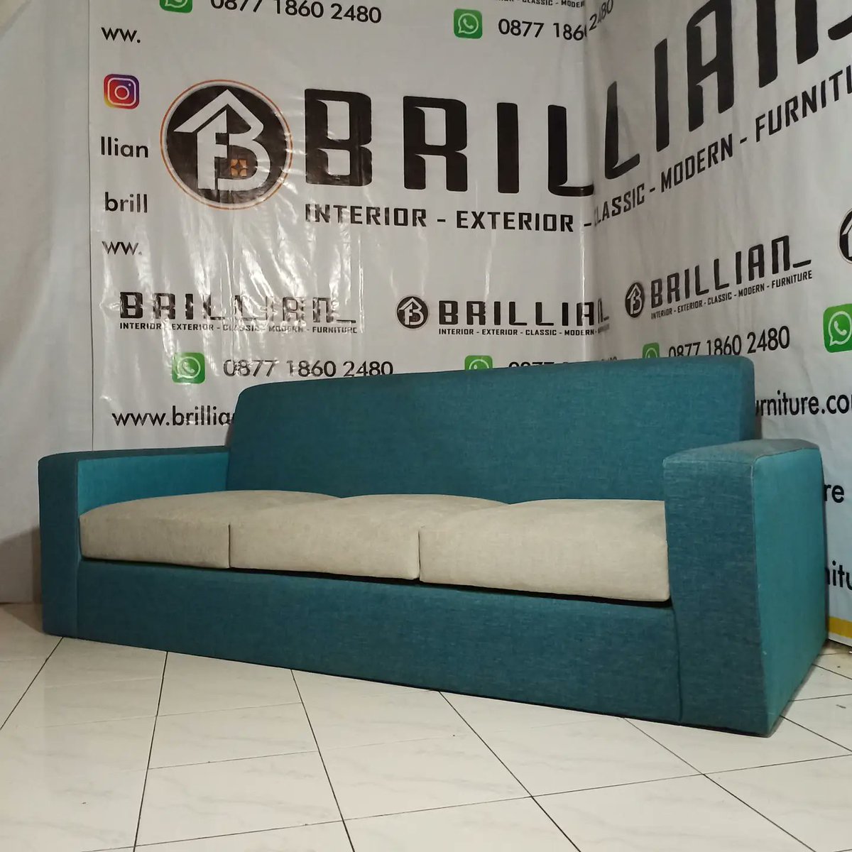 Sofa Tamu Keluarga Minimalist

Real picture @brillian_furniture_jepara

Detail dan spesifikasi
Produk: Sofa Tamu Keluarga 
Material: kayu jati 
Kain: Fabric Dhupnie
Warna: color Combination 
( Menganggunakan 3 dudukan model bantalan )

More info :
🏠Tokopedia: brillianfurnituree