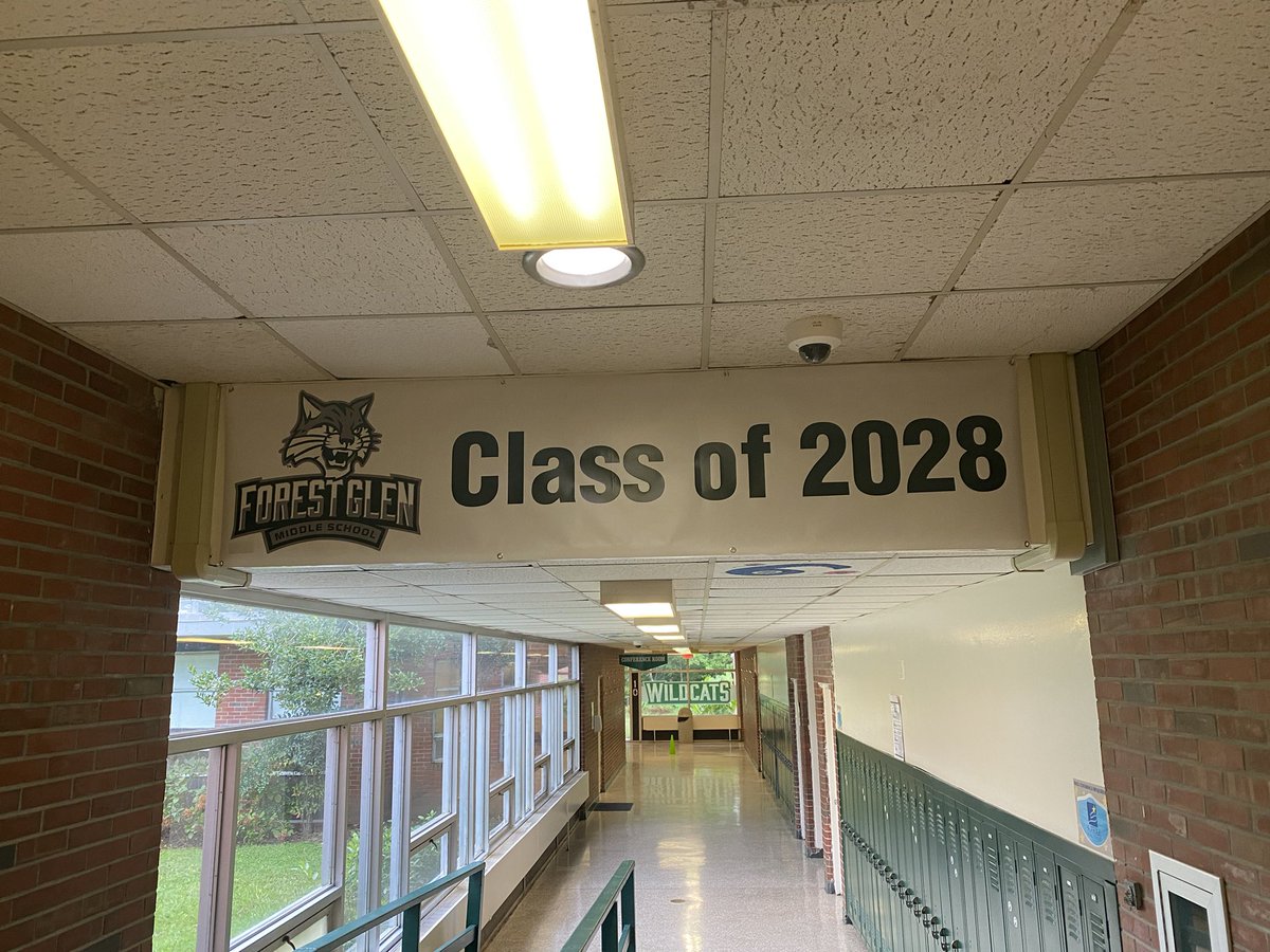 drjbg3's tweet photo. The inspirational messages are all throughout @FGwildcats!!! I love the “Class of 202…” signs that remind our kids of their goal of graduation! Great job Mrs. Presson and the entire Wildcat Family. #BuildingTheBestSPS #MiddleYears #LocallyLoved #NationallyKnown https://t.co/68eK6eJi4N