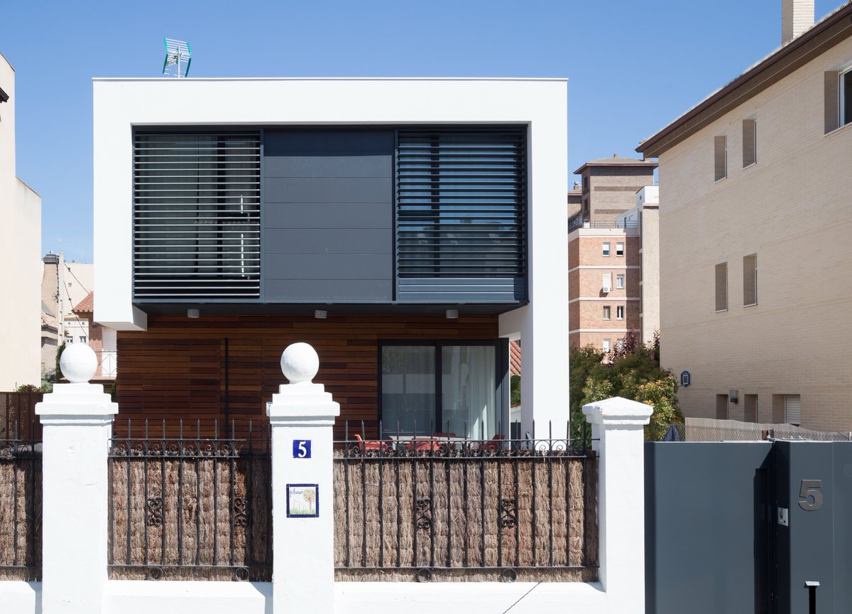 📍#ObraMATCOAM Ca la Comtessa (2019)
Arquitecto: BR29 Arquitectos
Localización: Lleida
Material utilizado: Sistema SATE ProSystem con panel aislante StarTherm, de Baumit.
En nuestra Galería de Materiales puedes conocer la solución de fachada de la empresa <a href="/baumitspain/">Baumit</a>