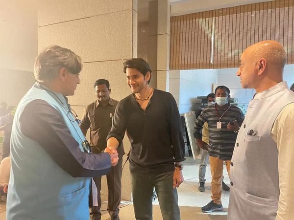 CinemaLollipop's tweet photo. MP Shashi Tharoor Met SuperStar Mahesh Babu  Today along with MP #JaydevGalla at the Shooting Spot of #SarkaruVaariPaata 
#MaheshBabu #ShashiTharoor https://t.co/pJzee7qfsW
