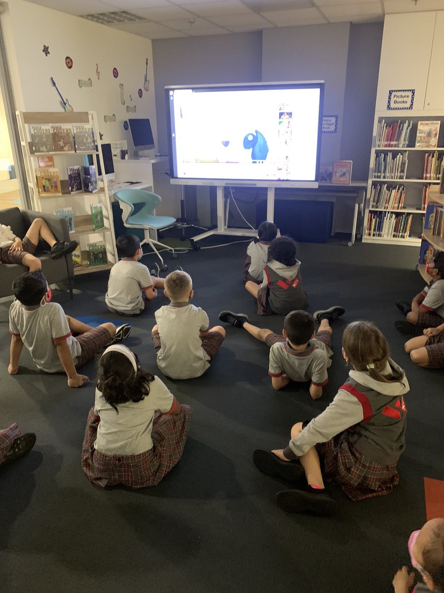 kmelski's tweet photo. The library @XCLWA is busy meeting the needs of all of our students. Online students, Extended Essay students, in person classes and more! #xwareads https://t.co/42uVi0EMHB