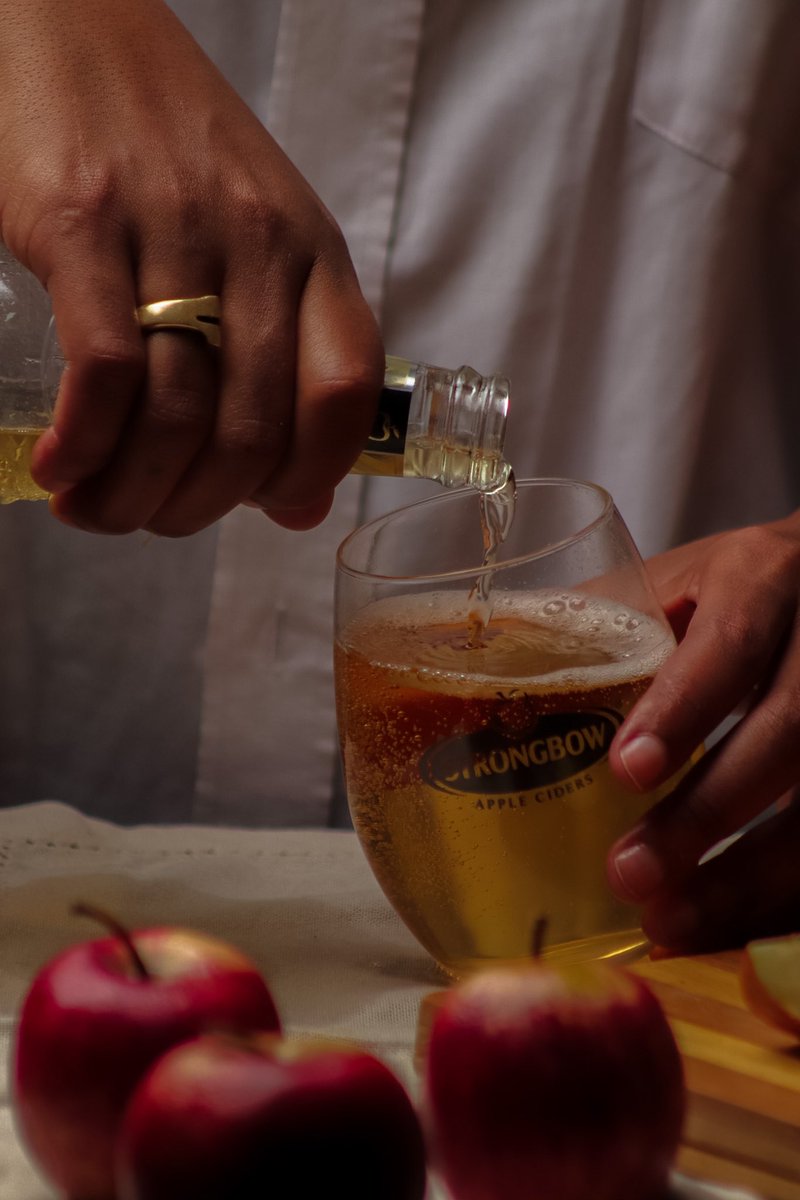 LeratoLefafa's tweet photo. Where better to start my @StrongbowSA society adventures than in the City of Gold with the crisp taste of Gold Apple as I enjoy skyscraper views 🤩

#OurStrongbowSociety
#Strongbow #RefreshingByNature https://t.co/xgPgx1r2vE