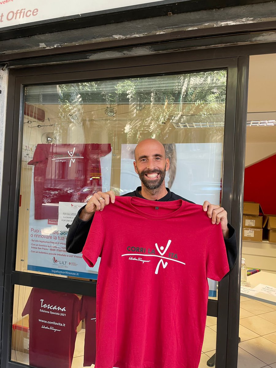 Che sorpresa stamani durante la distribuzione delle t-shirt di <a href="/Corrilavita/">Corri la Vita</a> ! È venuto a trovarci Borja Valero!
Grazie di cuore per il tuo sostegno Sindaco! 💜
E tu cosa aspetti a prendere la maglietta 2021?
L’elenco dei punti in cui puoi trovarla è su corrilavita.it