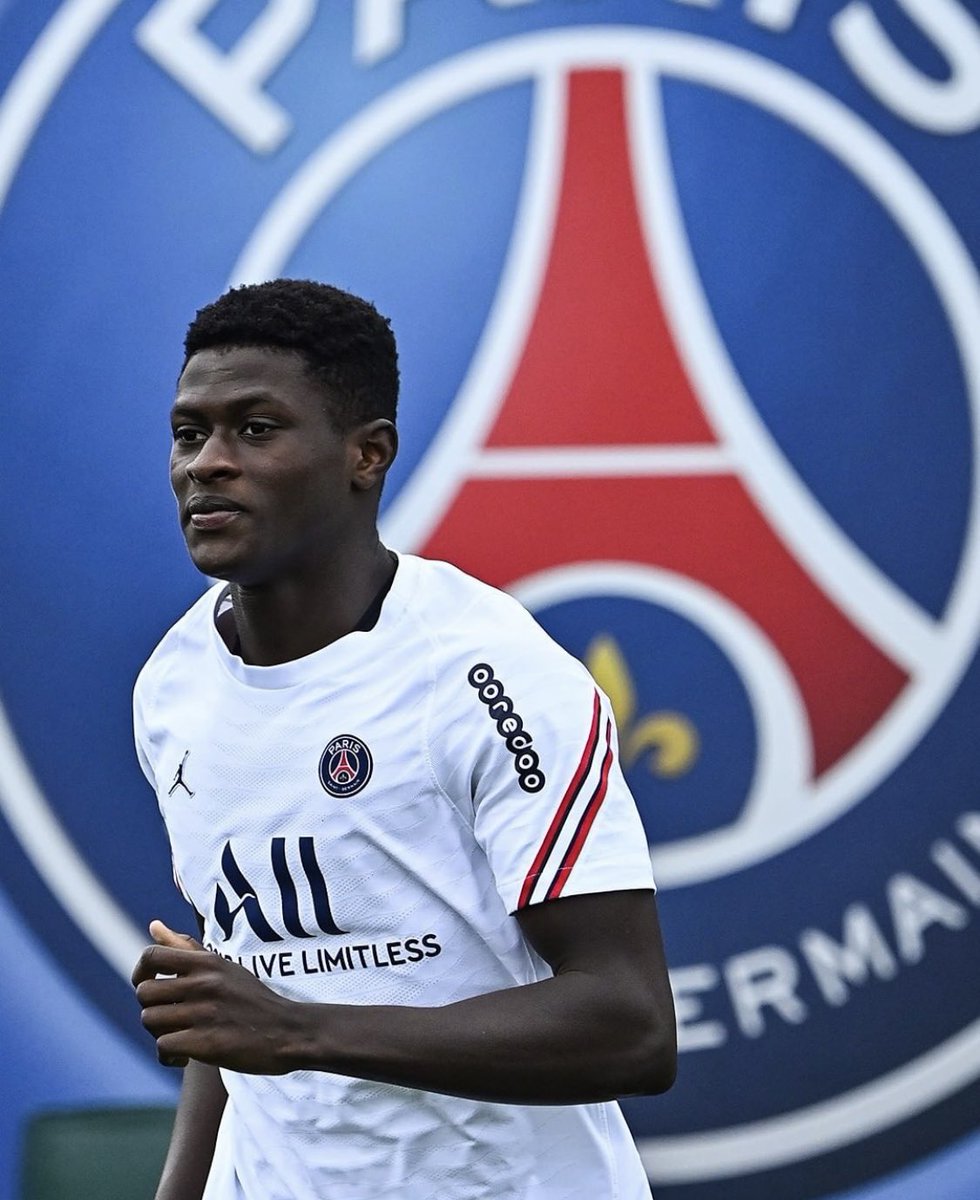 FabrizioRomano's tweet image. Nuno Mendes starts his new chapter as PSG player today. €40m buy option is not mandatory. 🇵🇹 #PSG

Man City asked for Nuno in June but for €20m - no way for €45/50m value.

Manchester United were only interested in Nuno for the future - happy with Shaw &amp;amp; Telles this summer.