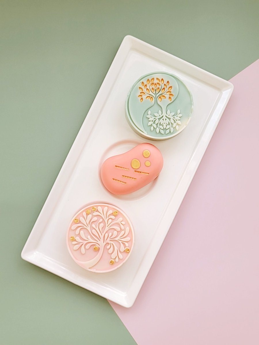 Chumuhandcraft1's tweet photo. 🍡Moon Festival Collection 

Share one of my Mid-Autumn Festival works. I added some gold mica to decorate and imagined people could still set off fireworks and enjoy the splendid night, even though this would be not allowed this year due to the pandemic restrictions. 

#cpsoap https://t.co/HNywQvq6oU