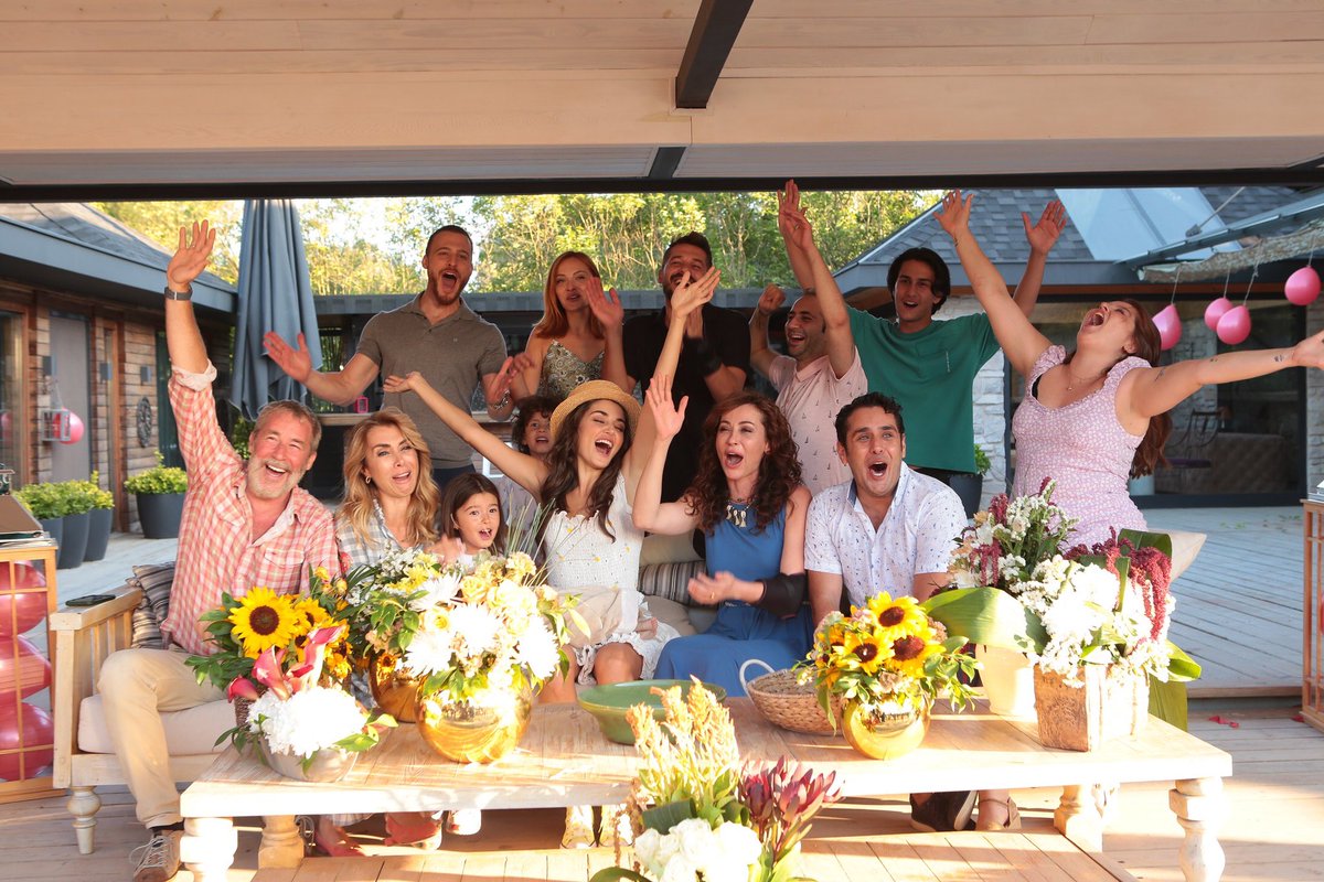 “Sen Çal Kapımı”, Twitter’da en çok konuşulanlar arasında her zaman yerini korurken tek bir günde 9 milyona yakın tweet atılan dizi olarak “Game of Thrones”un 7.8 milyonluk dünya tweet rekorunu kırdı. #sençalkapımı