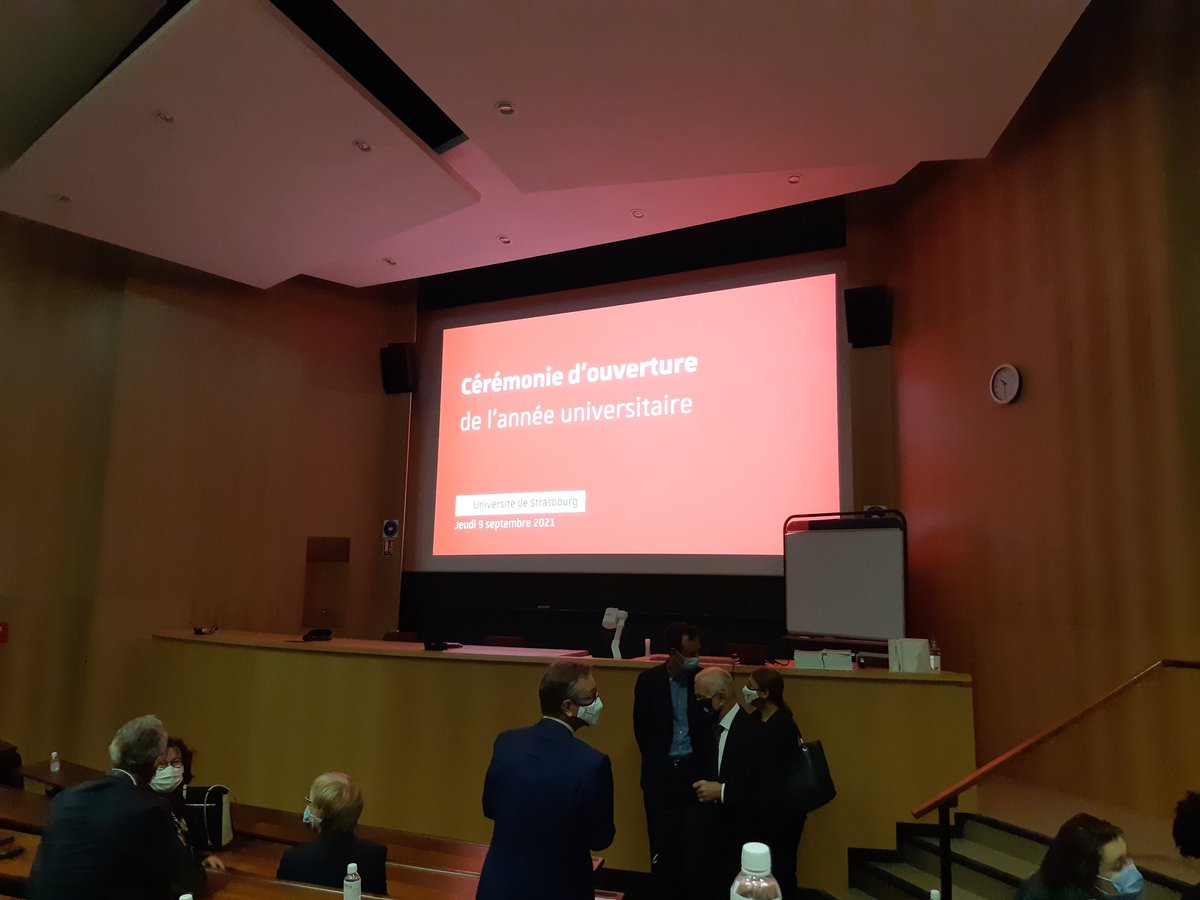 acstrasbourg's tweet photo. S'en est suivi la cérémonie de #Rentree2021 de l'@unistra l'occasion de féliciter et primer les étudiants engagés du #DUEE, les chercheurs innovants et les enseignants particulièrement impliqués dans leur approche pédagogique #PRIP @sup_recherche @education_gouv @acstrasbourg https://t.co/WSSEVtjmOS