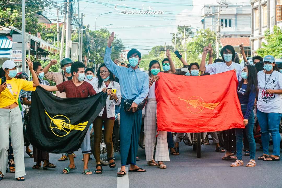 Monarch70232920's tweet photo. Mandalay-based university student unions marched on the streets of Mandalay on the evening of September 9, chanting
"Revolution - Go On Go On", "Military Dogs - Get Out Get Out"

#DefensiveWarForDemocracy
#Sep9Coup 
#WhatsHappeningInMyanmar https://t.co/YyEZjZJUJ1