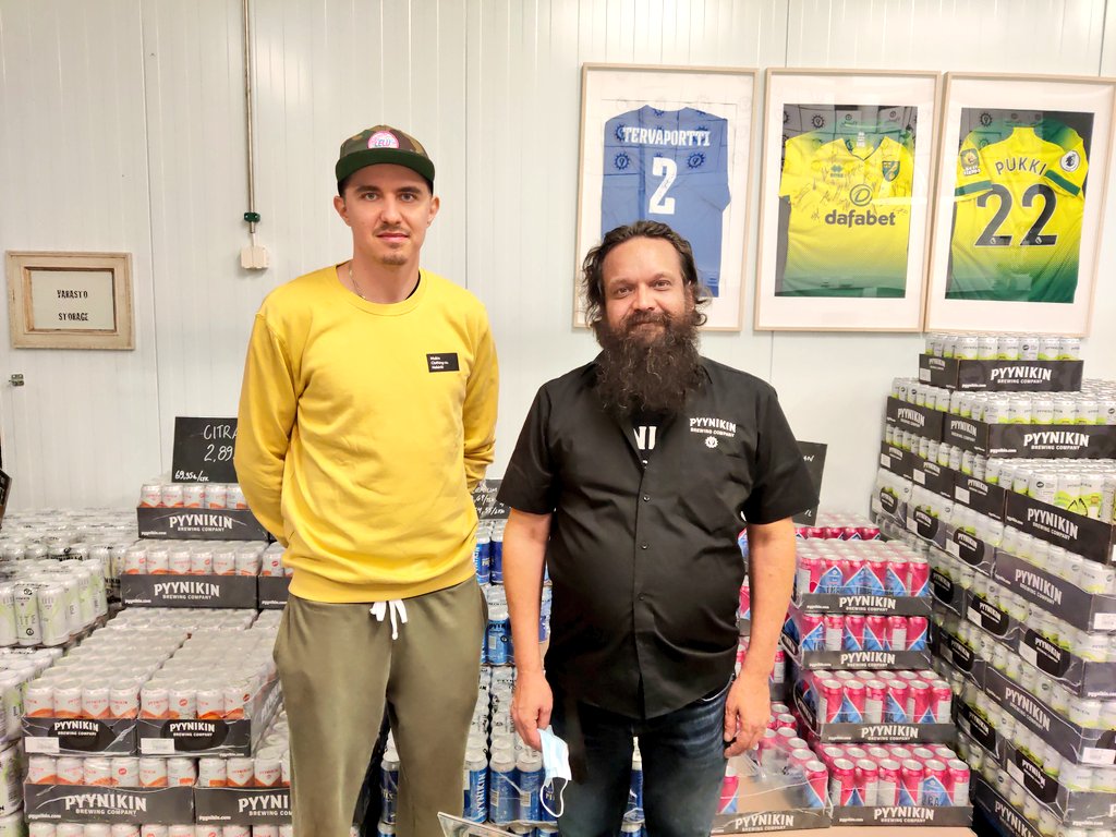 Lentopallomaajoukkueen kapteeni <a href="/EemiTervaportti/">Eemi Tervaportti</a> kävi kylässä! Upea urheilija ja hieno ihminen. Eemin paita nousi kunniapaikalle Teemu Pukin paidan viereen. #veljekset #lentopallo #EuroVolleyM 🏐💪🍺🔥