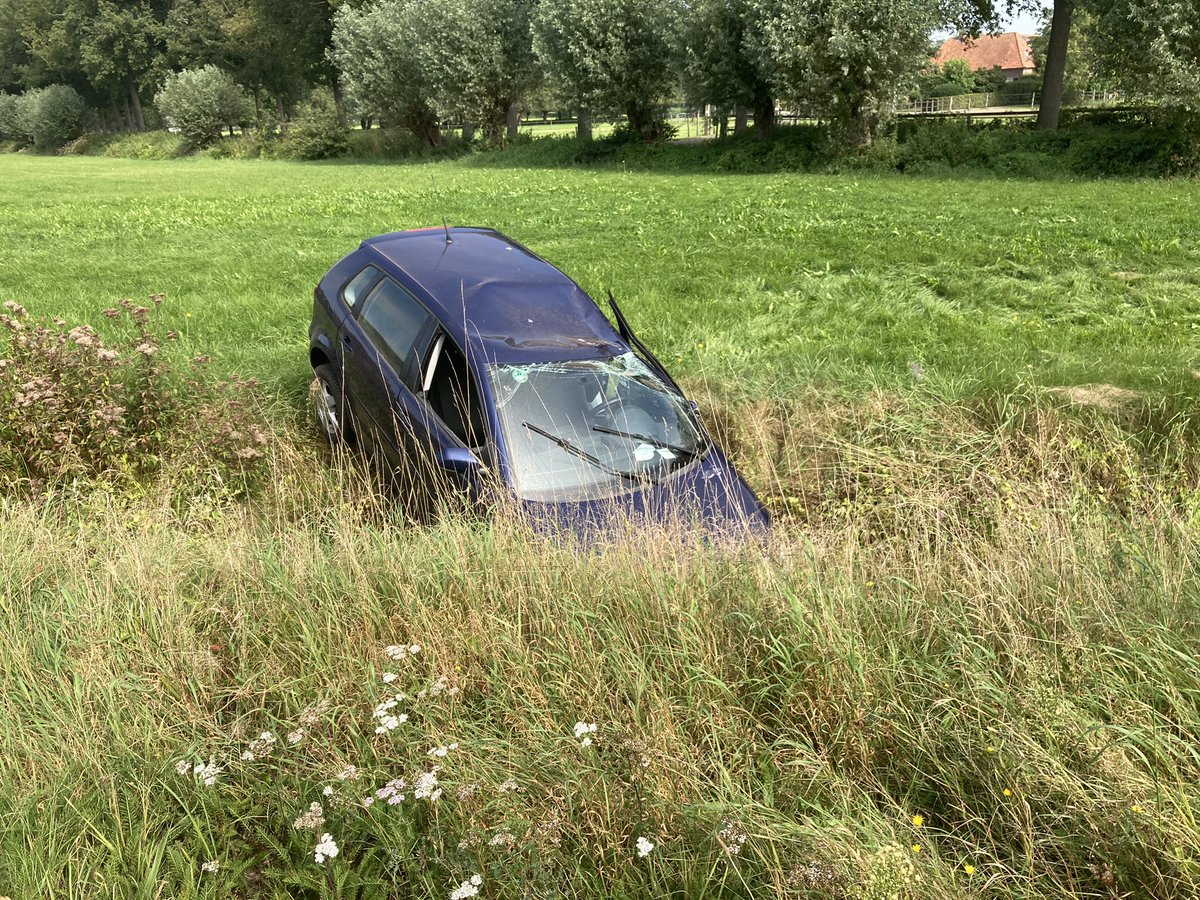 slimsteweg's tweet image. Weer een inhaalmanoeuvre waar het niet kan en mag. Levensgevaarlijk rijgedrag met veel te hoge snelheid. Één lichtgewonde. #N825