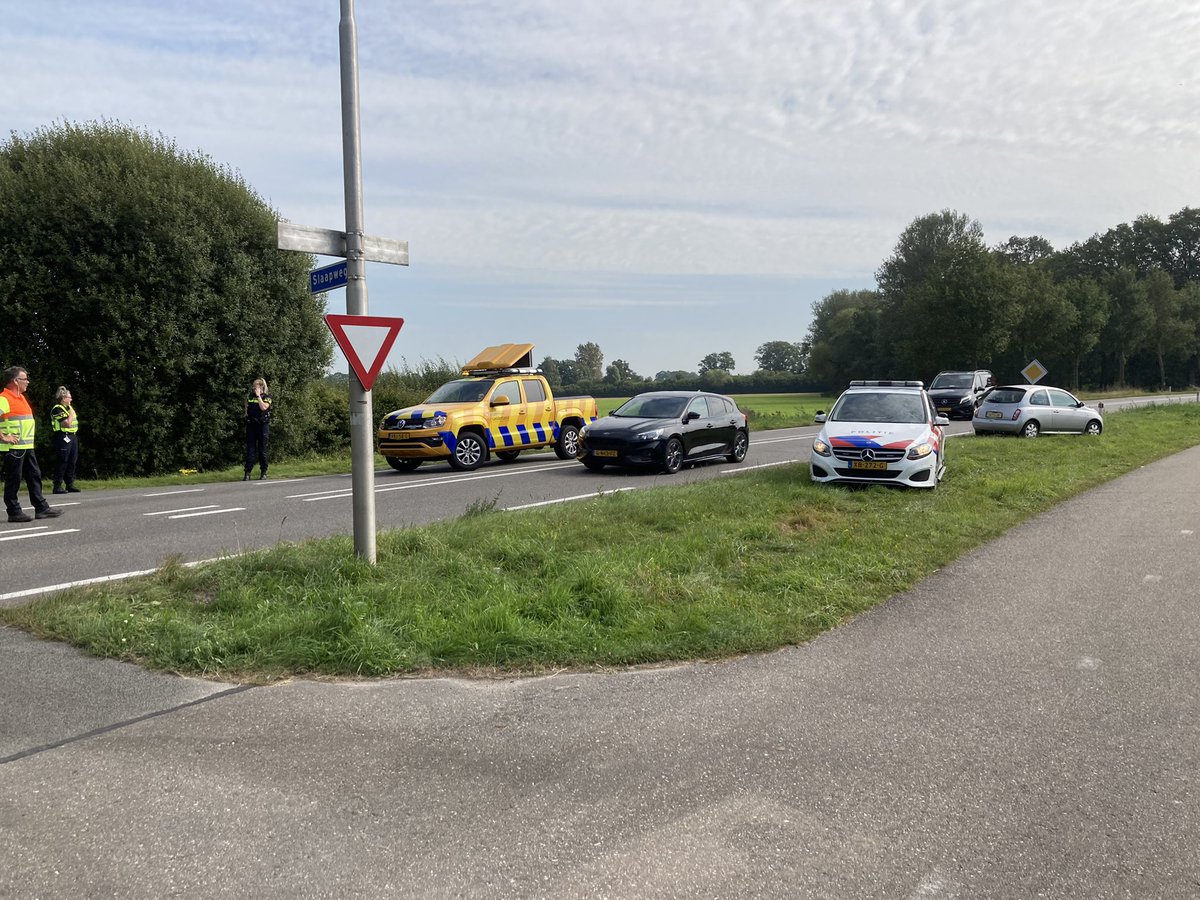 slimsteweg's tweet image. Weer een inhaalmanoeuvre waar het niet kan en mag. Levensgevaarlijk rijgedrag met veel te hoge snelheid. Één lichtgewonde. #N825