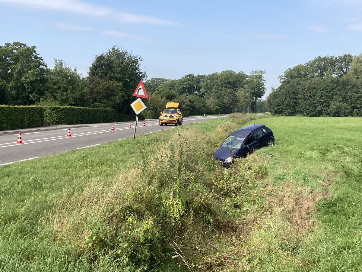 slimsteweg's tweet image. Weer een inhaalmanoeuvre waar het niet kan en mag. Levensgevaarlijk rijgedrag met veel te hoge snelheid. Één lichtgewonde. #N825